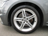 全車両に標準装備の純正アルミホイールは、純正ならではのバランスの良いデザインと、走行安定性をお楽しみ頂けます。