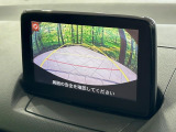 【バックカメラ】駐車時に後方がリアルタイム映像で確認できます。大型商業施設や立体駐車場での駐車時や、夜間のバック時に大活躍!運転スキルに関わらず、今や必須となった装備のひとつです!