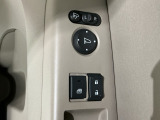 狭い駐車場で便利な電動格納ドアミラーが付いています。