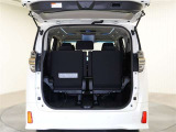 3列目シートは跳ね上げ式で折りたたみ可能です。キャンプ用品など大きな荷物もばっちり収納可能です!