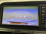 後方の見える安心をお届けするバックガイドモニター付:バックするときのアシストラインもあって楽々バック!車庫入れや縦列駐車をサポートし、苦手な駐車も安心です!今やもう手放せない装備ですネ♪