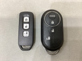 スマートキー付きですからドアロックの開閉およびエンジンスタートが楽々です。電動スライドドアの開け閉めもボタンで操作できます。加えて、純正リモコンエンジンスターター用の操作キーもついています。