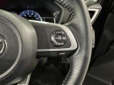 【ステアリングスイッチ】運転中に視線を前に向けたまま画面の操作できます。