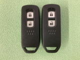 スマートキーを装備しています。鍵を差し込むことなくドアロックの開け閉めと、スタートボタン操作でのエンジンスタートができます。スペアキーも同じものを用意しております。