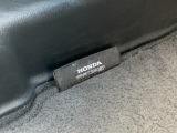 フロアマットです!純正用品のため車種のロゴも入っており特別感があります!はめるだけの社外フロアマットと違い留め具が付いているので、ずれて外れてしまうといったトラブルも防ぐことが出来ます!
