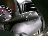 車外の明るさに応じて、自動的にライトの点灯・消灯を行います。