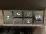 ハンドルの右側にはヘットライトリベライザーとHondaセンシング用のメインスイッチがついています。ヘッドライトリベライザーは道路状況や積荷の加重に応じてライトの高さを調節できます。