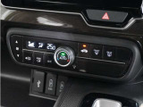 【オートエアコン】温度を設定すれば自動で快適な車内温度を保ちます。エアコン内部の高性能脱臭フィルターで車内のアレルゲンや花粉を除去。