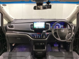 車内は光触媒抗菌消臭施工済です。スタイリッシュなデザインでスポーティなインパネ周りを演出します。グローブボックスやカップホルダーのほかにトレーなどたくさんの収納スペースが付いています。
