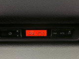 【リアオートエアコン】広い後部座席には必須の機能!風量や温度を自動で調整し前席と同様な車内環境にしてくれるリアオートエアコンを装備。夏の暑さも冬の寒さもストレスなく快適にお過ごしいただけます♪