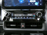 フロントオートエアコン装備ですので常にお好みの温度に調整ができ車内を快適な空間に保ってくれます。
