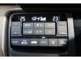 運転席と助手席の温度設定の変更が可能な左右独立タイプのデュアルエアコンです♪♪♪暑がりな人・寒がりな人も誰もが車内を快適にお過ごしいただけます♪♪♪