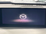 【10.25インチマツダコネクト】車内の雰囲気にマッチした大型ディスプレイ。スマホ接続でのナビ使用やBluetooth再生等、様々な機能が楽しめます。直感的なダイヤル操作が可能で、使い勝手も良好です。