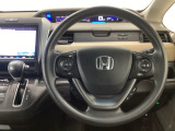 【ハンドル】運転にかかわる様々な操作を安全に行えるように視点移動が少なく操作性に配慮されたスイッチ類が凝縮されたコックピットです。
