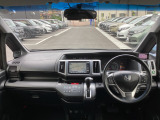 広々とした視界の運転席です。ドライバーを包み込むように、ディスプレーやスイッチ・コンソールを配置。座った瞬間から運転への期待が。空間そのものの心地よさにこだわっています