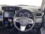 運転席まわりです。 各操作スイッチは使いやすい位置に配置されてます。