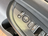 狭い駐車場で便利な電動格納ドアミラーが付いています。