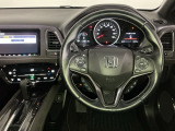 【ハンドル】運転にかかわる様々な操作を安全に行えるように視点移動が少なく操作性に配慮されたスイッチ類が凝縮されたコックピットです。