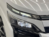 【LEDヘッドライト】悪天候や夜間走行時も良好な視界を確保し安心して運転できる高輝度LEDヘッドライトを装備!点灯速度が早く、消費電力も抑えられています。