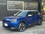 MINI ACEMAN SEブレイジングブルー/ホワイトルーフ 5ドアよりも1周り大きく使いやすさと、維持費を抑えられるBEV!充電容量も54.2kWhと長距離運転可能です。進化したゴーカートフィーリングを是非お楽しみください