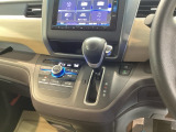 運転席周辺のスマートなレイアウトが、操作のしやすさを実現。快適なドライブをサポートします。