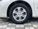 スチールホイール。純正ホイールカバー付き。タイヤサイズは185/70R14です。