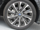 純正18インチアルミホイール。 タイヤサイズは225/45R18