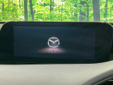 【8.8インチマツダコネクト】車内の雰囲気にマッチした大型のディスプレイ。スマホ接続でのナビ使用やBluetooth再生等、様々な機能が楽しめます。直感的なダイヤル操作が可能で、使い勝手も良好です。
