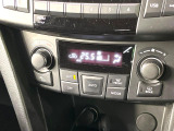 【オートエアコン】一度お好みの温度に設定すれば、車内の温度を検知し風量や温度を自動で調整。暑い&hellip;寒い&hellip;と何度もスイッチ操作をする必要はありません。快適な車内空間には必須の機能ですね♪