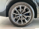 BMW純正20インチアルミホイールが足元を引き締め、X5の大きなボディに相応しい力強いスタイリングを演出します。