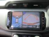 アラウンドビューモニターも装備しております。ご覧のように車体を真上か見たような映像なので、車庫入れの苦手なお客様ももうご心配いりません。