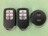 スマートキー付きですからドアロックの開閉およびエンジンスタートが楽々です。電動スライドドアの開け閉めもボタンで操作できます。加えて、純正リモコンエンジンスターター用の操作キーもついています。