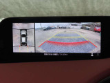【360&deg;ビュー・モニター】前後左右4つのカメラ映像をさまざまな走行状況に応じて切り替えてセンターディスプレイに表示することで、駐車時や狭い道でのすれ違い時、見通しの悪い交差点進入時でも安心感を高めます。