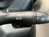 車外の明るさに応じでライトを点灯、消灯してくれるオートライト機能です☆お天気の良い昼間のトンネル走行などオートにしてると便利で安心です☆エンジン停止時にライトの消し忘れも無くなります☆