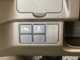 VSA装備車です。VSAはドライバーの操作と車の動きを見守っています。もし車の挙動が乱れたとき、4輪別々にブレーキをかけたり、エンジンパワーをしぼることによって車を安定させます。