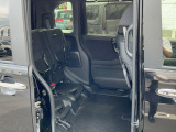 リアシートの座面は上げられます。背の高い荷物も載せられます