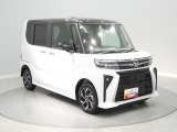 【右前斜め】視界が広く車両感覚が掴みやすい運転席です。フロントガラスが大きく見晴らしが良いので、ゆとりを持って運転に集中できます。