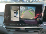 【アラウンドビューモニター】周囲を見渡せる映像で、スムースな駐車をサポートします