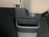 コンビニフックが付いています。ちょっとした荷物が掛けられ、運転中に荷物が転がるのを防げます。あると嬉しい便利な装備です!