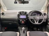 運転席周りになります。内装色はブラックです。