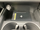 【ワイヤレス充電器】スマートフォンを置くだけで充電可能。ケーブルをつなぐ煩わしさがありません。