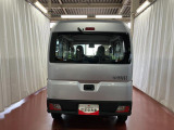 跳ね上げ式バックドアなので、雨天時の荷物の出し入れの際も濡れにくいです。