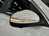 メルセデス・ベンツあざみ野店は、屋内展示場がございますので、雨の日もゆっくりと実車をご覧いただけます。駅から徒歩2分の立地です。