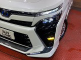 【LEDヘッドライト】悪天候や夜間走行時も良好な視界を確保し安心して運転できる高輝度LEDヘッドライトを装備!点灯速度が早く、消費電力も抑えられています。