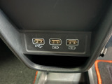 USBも完備しており長距離でも安心です!スマートフォンやタブレット等の充電が可能なUSBポート付きです。好きな音楽も一緒に連れ出せますよね。