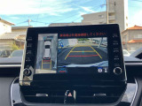 パノラミックビューモニター付きです。車両を上から見たような映像をディスプレイオーディオ画面に表示。運転席からの目視だけでは見にくい、車両周辺の状況をリアルタイムでしっかり確認できます。