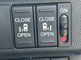 両側電動スライドドアです。リモコンや運転席スイッチ、ドアハンドルの操作で自動開閉。お子様を抱き抱えている時や荷物の多いときなどに便利です!!
