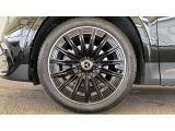 【タイヤ空気圧警告システム】タイヤ空気圧警告システムは4本の車輪の回転数や空気圧を計測し、異常が発生した場合はディスプレイ上に警告を表示します。