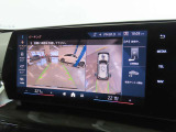 リアビューカメラ。ガイドラインとパークディスタンスコントロールで安全に車庫入れ可能。