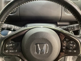 ハンドルにHondaセンシング系のクルーズコントロールやレーンキープアシストなどのスイッチと、オーディオの操作スイッチが装備されています。ハンドルから手を離さず安全に操作できます。